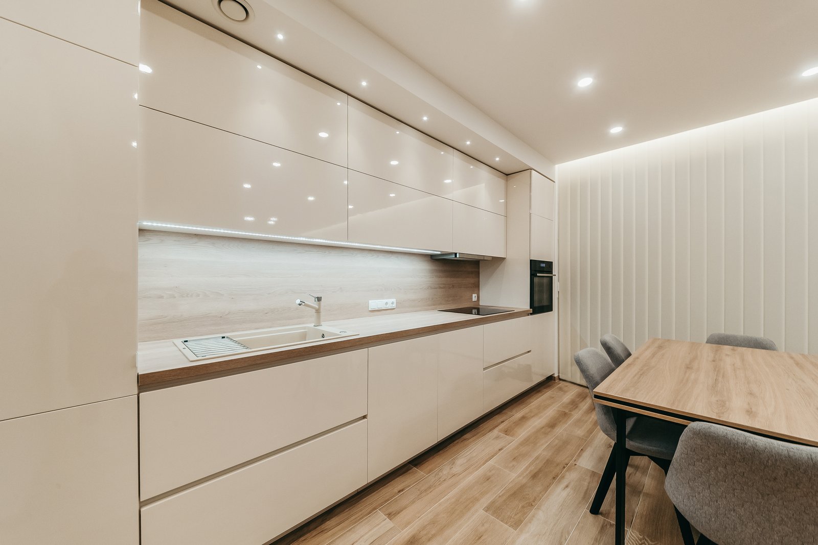 virtuve_s_baldu_gamyba_vilniuje_butas_mazvydo_kaireviciutevirtuve_s_baldu_gamyba_vilniuje_butas_mazvydo_sakalytesb_101--.jpgŠIUOLAIKINIO STILIAUS BUTAS VILNIUJE (NAUJA STATYBA)