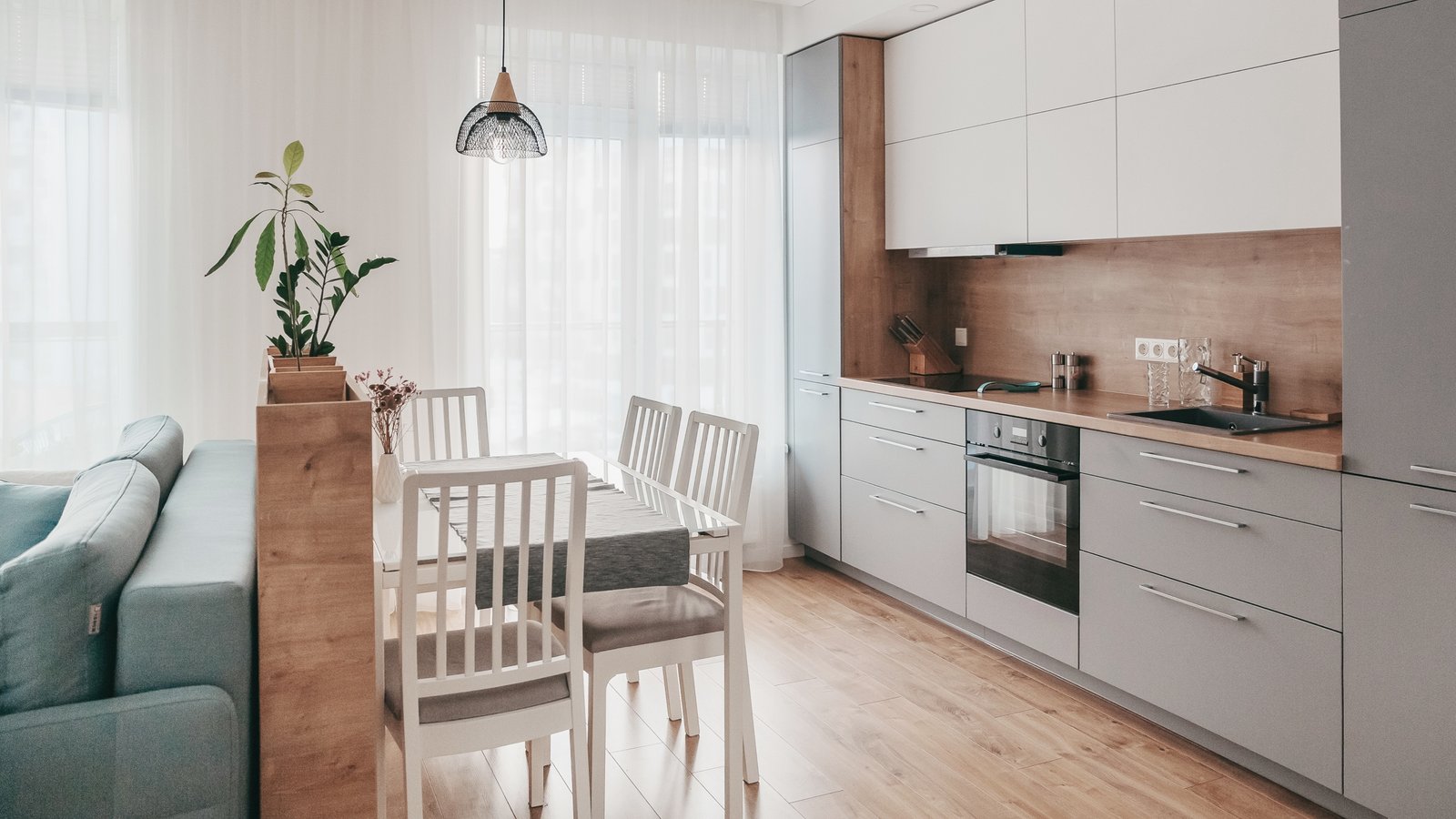 sb_165virtuves_baldai_vilniuje_sakalyte.jpgŠIUOLAIKINIO STILIAUS BUTAS VILNIUJE (NAUJA STATYBA)- Interjero ir baldų dizainas- Inesa Abromaitė